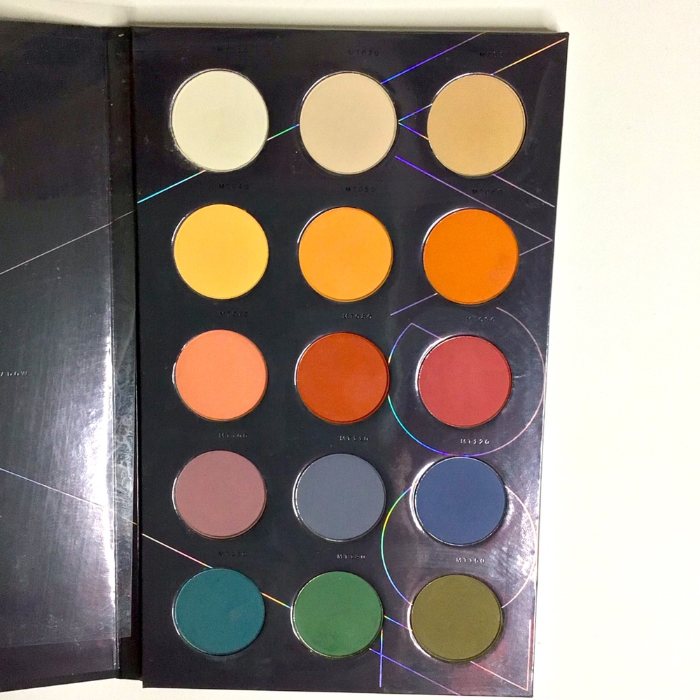 Zoeva 12 color eyeshadow palette bright colors. Spring, summer shades